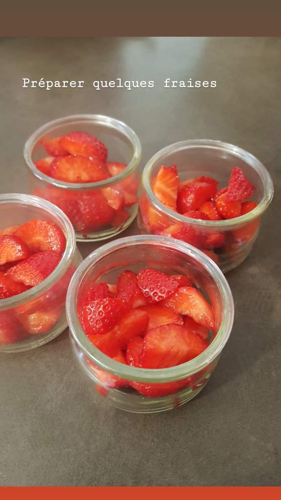 Dessert avec des fraises 