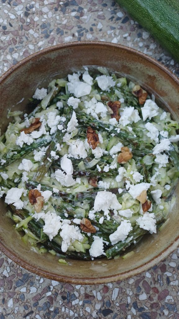 Salade de courgette crue asperge et sauce légère