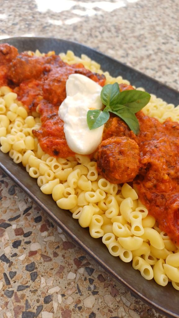 Pâtes pesto rouge boulettes maison et burrata